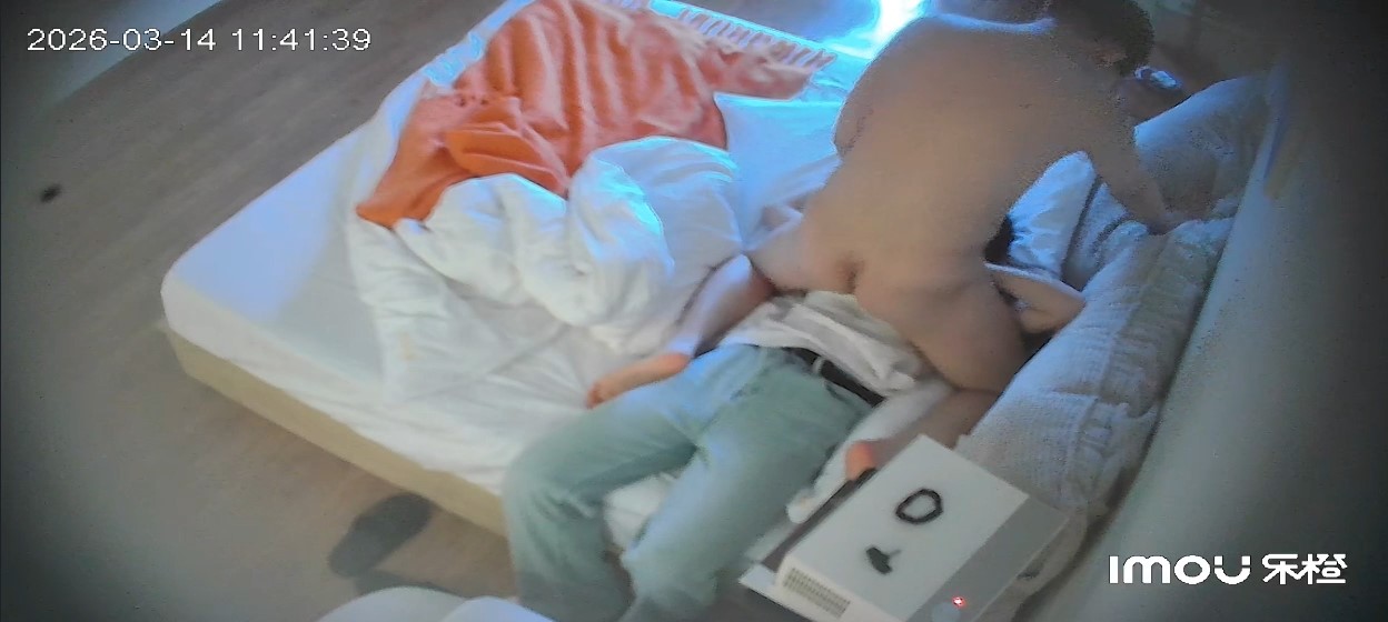 乐橙酒店偷拍极品白嫩女大学妹被男友鸡巴插嘴后猛操干了几次