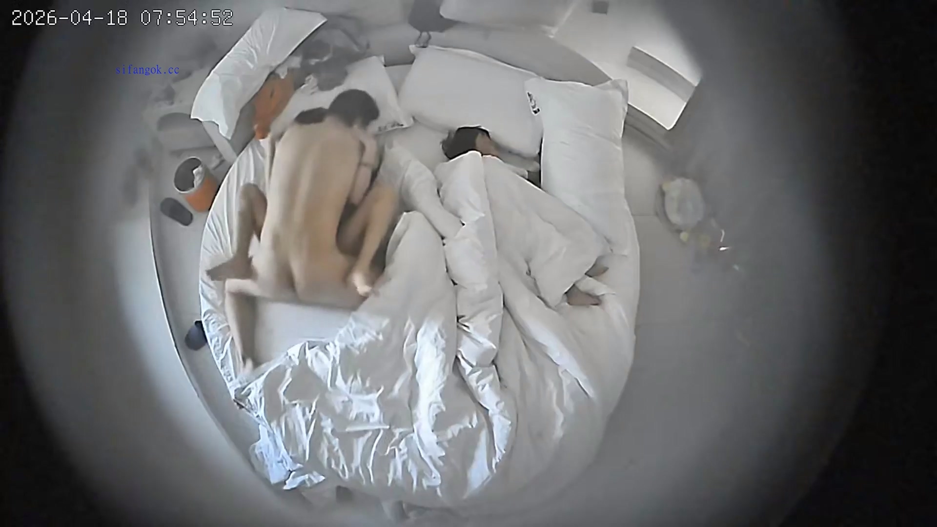 酒店情趣圆床偷拍夫妻带孩子开房孩子睡着后开始激情干炮