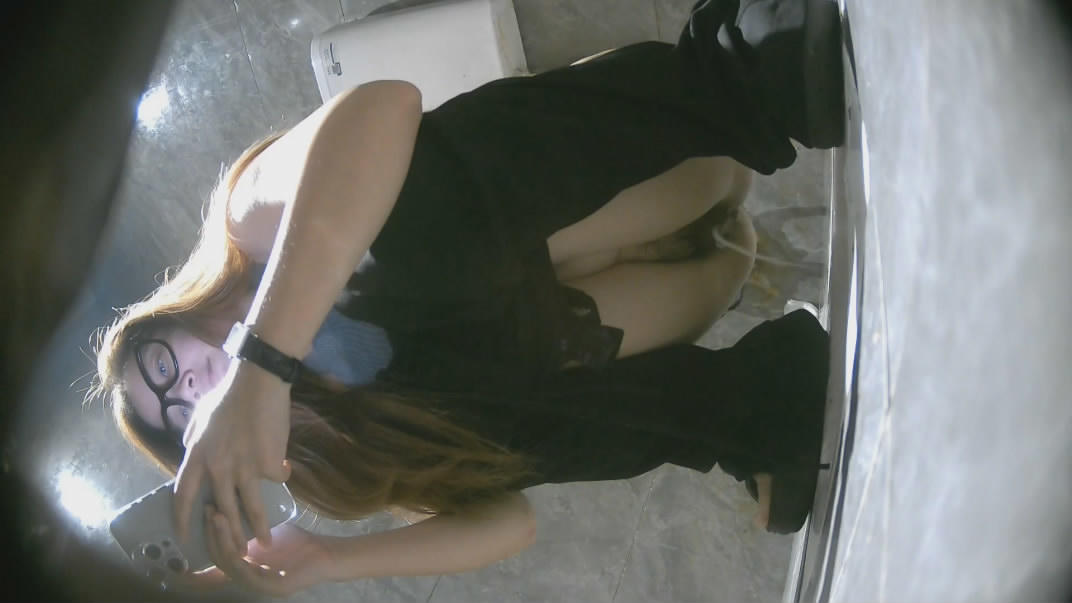 最新流出魔手外购精品厕拍酒吧女厕前景TP美女尿尿气质优雅的粉红内裤美女